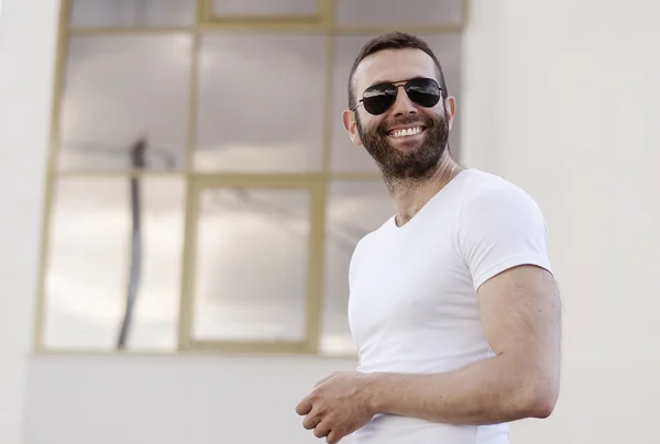 güneş gözlüğü ile yakışıklı bir genç adam portresi