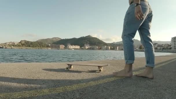 Jongeman Zonder Shirt Blauwe Jeans Pakt Zijn Skateboard Zit Voor — Stockvideo