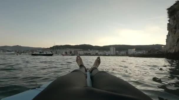 Jonge Jongen Benen Gekleed Neopreen Liggend Een Paddle Board Bij — Stockvideo