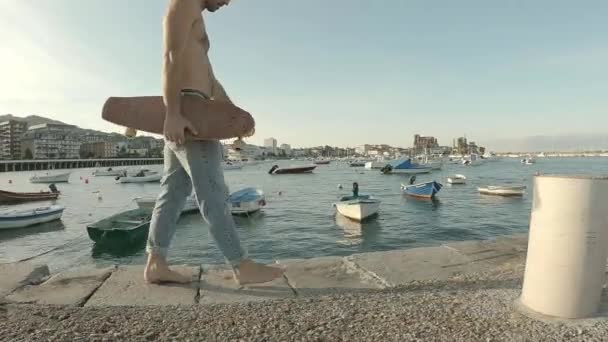 Jovem Vestido Jeans Sem Camisa Caminha Descalço Com Skate Longo — Vídeo de Stock