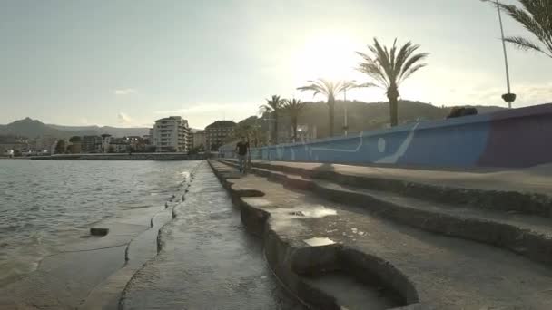 Jeune Garçon Vêtu Jean Shirt Noir Manches Courtes Patinant Long — Video