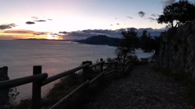 Körfezin güneş doğarken gökyüzü bulutlu ve farklı renklerde panoramik görüntüsü. Yalnız yol