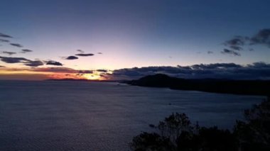 Körfezin panoramik görüntüsü gün doğumunda gökyüzü bulutlar ve farklı renkler ile
