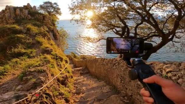 Mobilní Zařízení Instalované Gimbalu Zaznamenávající Východ Slunce Moři Skalnatého Útesu — Stock video