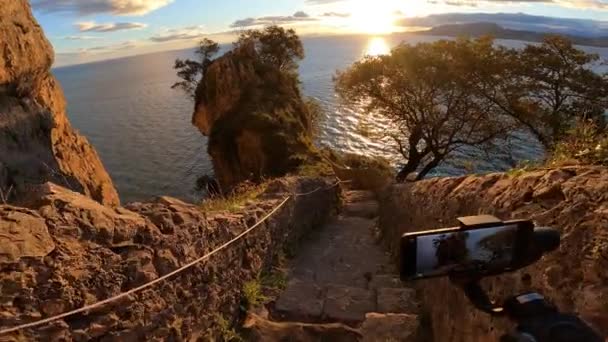 Мобильный Установленный Подвеске Записывающий Восход Солнца Море Скалистой Скалы — стоковое видео