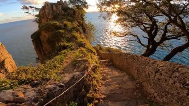 Bajando Escaleras Abajo Por Acantilado Rocoso Con Vistas Mar Amanecer — Vídeo de stock