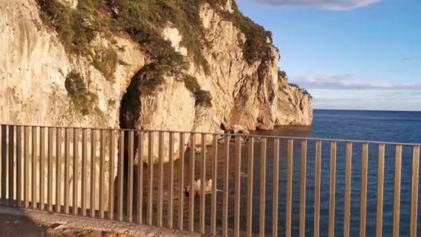 Tropisch Uitzicht Gigantische Kliffen Aan Zee Een Zonnige Ochtend — Stockvideo