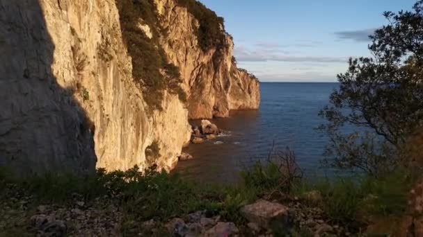 Tropisch Uitzicht Gigantische Kliffen Aan Zee Een Zonnige Ochtend — Stockvideo