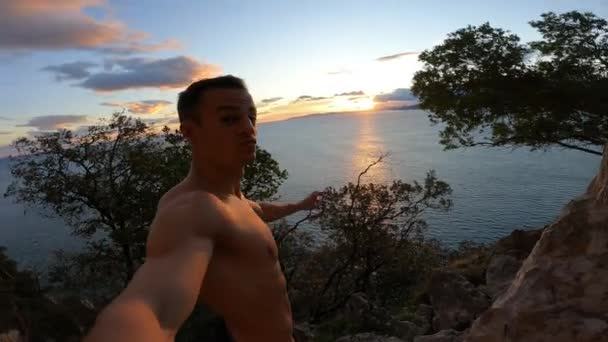 Muscular Jovem Sem Camisa Desfrutando Nascer Sol Penhasco Com Vista — Vídeo de Stock