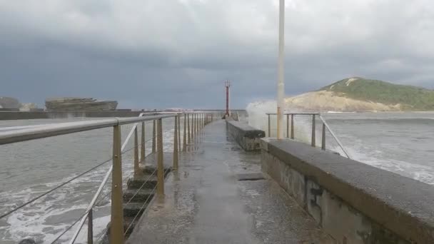 Yağmurlu Bir Sonbahar Gününde Gezinti Alanı Bomboş Dalgalı Deniz — Stok video