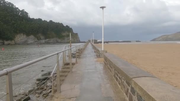 Boardwalk Całkowicie Pusty Deszczowy Jesienny Dzień — Wideo stockowe