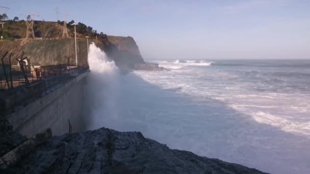 Τεράστια Κύματα Συντρίβονται Έναν Τοίχο Και Πιτσιλίζουν Μεγάλες Ποσότητες Νερού — Αρχείο Βίντεο