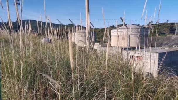 在一个阳光明媚的秋日早晨 位于坎塔布里亚海畔的废弃的Lemoiz核电厂的废墟 — 图库视频影像
