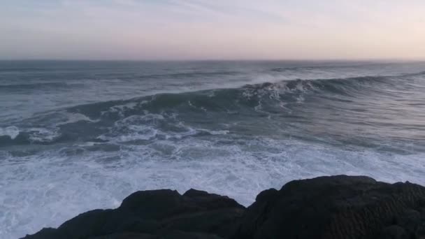 Τεράστια Κύματα Τεράστια Δύναμη Συντρίβονται Πάνω Στα Βράχια Την Αυγή — Αρχείο Βίντεο