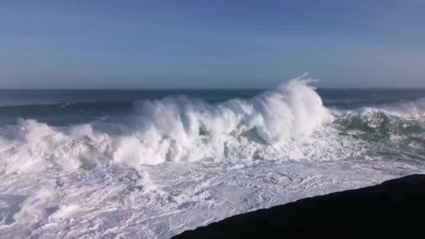 Onde Giganti Che Infrangono Contro Rocce Rilasciano Grandi Quantità Schiuma — Video Stock