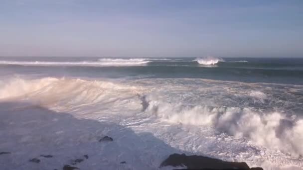 Onde Giganti Che Infrangono Contro Rocce Rilasciano Grandi Quantità Schiuma — Video Stock