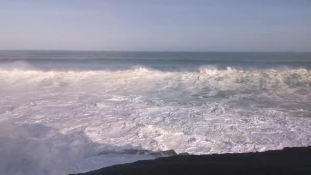巨大な波が岩に衝突し 大量の白い泡を放出する — ストック動画
