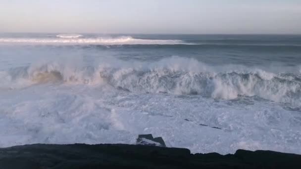 巨大な波が岩に衝突し 大量の白い泡を放出する — ストック動画