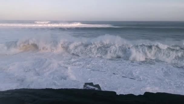 Onde Giganti Che Infrangono Contro Rocce Rilasciano Grandi Quantità Schiuma — Video Stock