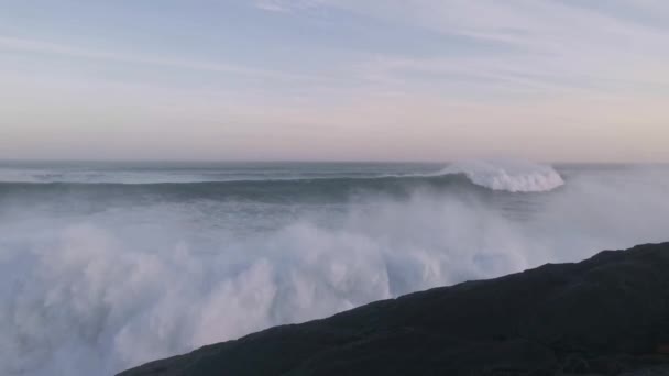 Гігантські Хвилі Розбиваються Скелях Вивільняють Велику Кількість Білої Піни — стокове відео
