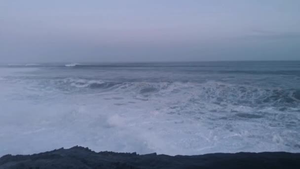 Гігантські Хвилі Розбиваються Скелях Вивільняють Велику Кількість Білої Піни — стокове відео