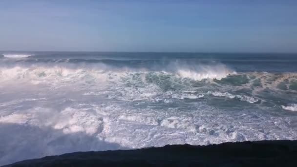 巨浪冲击岩石 释放出大量的白色泡沫 — 图库视频影像