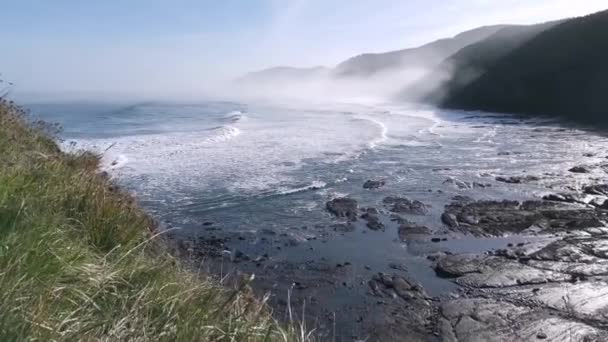 Vista Las Olas Estrellándose Sobre Las Rocas Desde Acantilado Una — Vídeo de stock