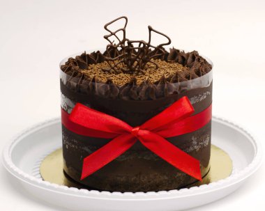 Kırmızı fiyonklu çikolatalı pasta.