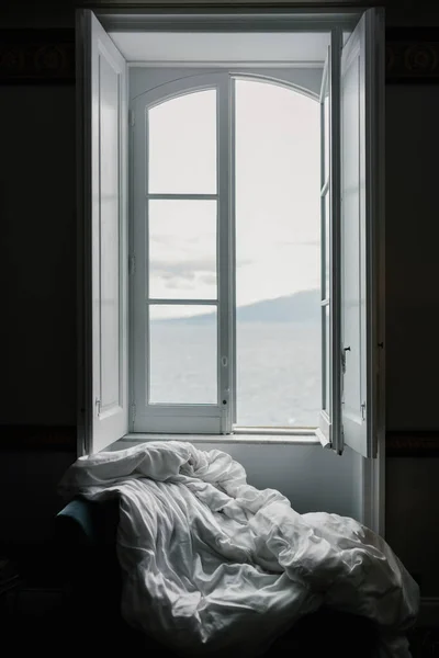 Duże Otwarte Białe Okno Widokiem Morze Góry Duży Biały Przytulny — Zdjęcie stockowe
