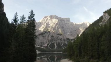 İtalya dağlarındaki Braies Gölü 'nün panoramik manzarası. Dağ gölü manzaralı. Dağ gölü ormanla çevrilidir. Dolomitler. Braies Gölü 'nün havadan görünüşü. Dağlar. Güzel doğa.