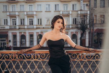 Siyah askısız balkonda kendine güvenen bir kadın.