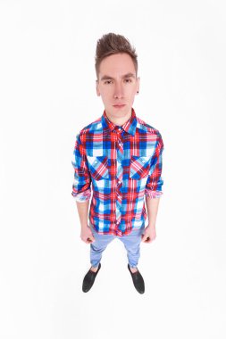 checked tişörtlü adam