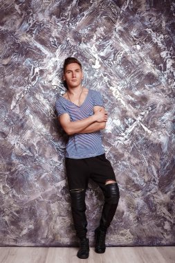 Mavi çizgili tişört erkekte 