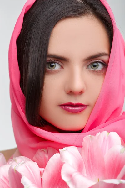 Женщина с букетом тюльпанов — стоковое фото