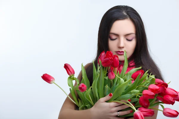 Mujer con ramo de tulipanes — Foto de Stock