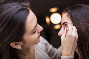 Makyöz makyaj uygulamak