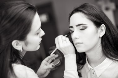 Makyöz makyaj uygulamak