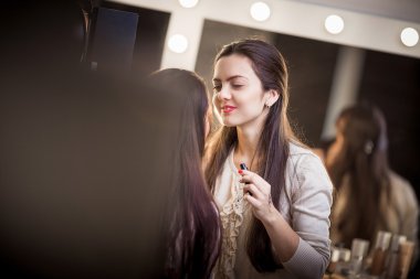 Makyöz makyaj uygulamak