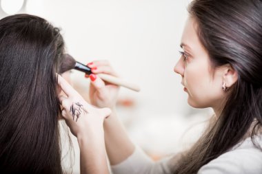 Makyöz makyaj uygulamak