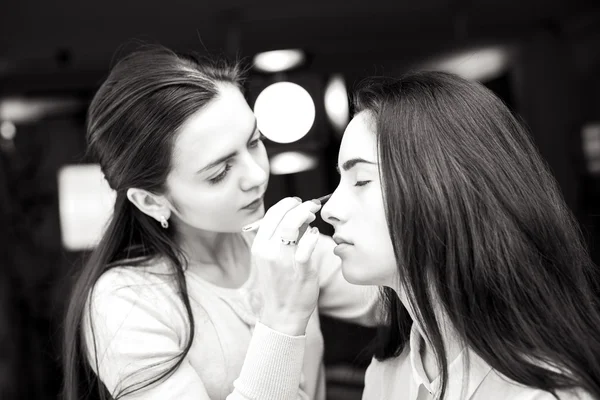 Maquillaje artista aplicar maquillaje —  Fotos de Stock