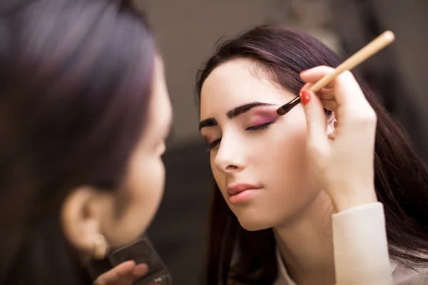 Makeup artist apply makeup — Stock Photo, Image