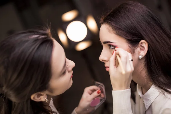 Truccatore applicare il trucco — Foto Stock