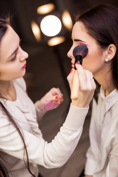 Truccatore applicare il trucco — Foto Stock