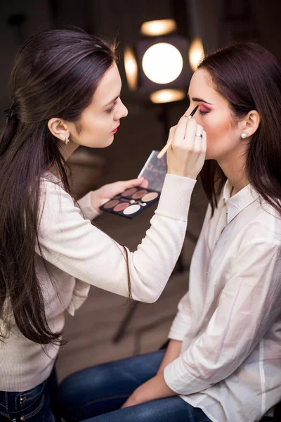 Wizażystka stosuje makijażu — Zdjęcie stockowe