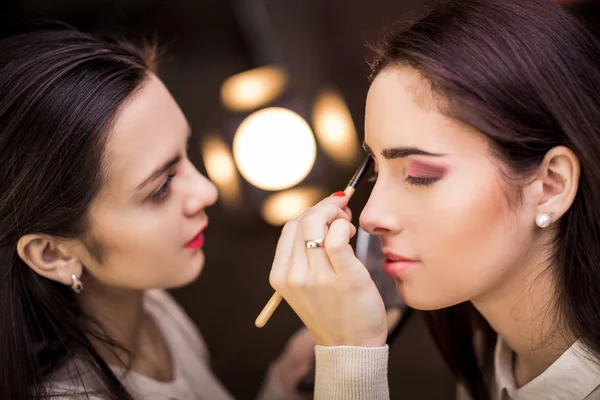 Artis tata rias menerapkan makeup — Stok Foto