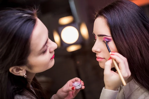 Makeup kunstner anvende makeup - Stock-foto