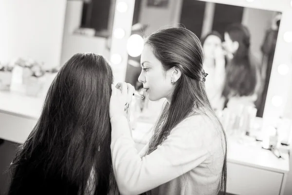 Artis tata rias menerapkan makeup — Stok Foto