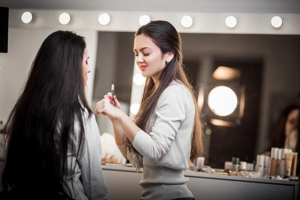 Wizażystka stosuje makijażu — Zdjęcie stockowe