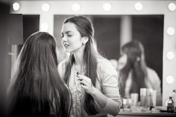 Makeup artist apply makeup — Stock Photo, Image