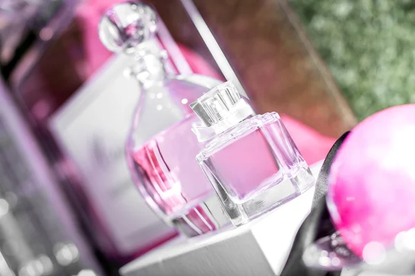 Luxus-Parfümflaschen — Stockfoto